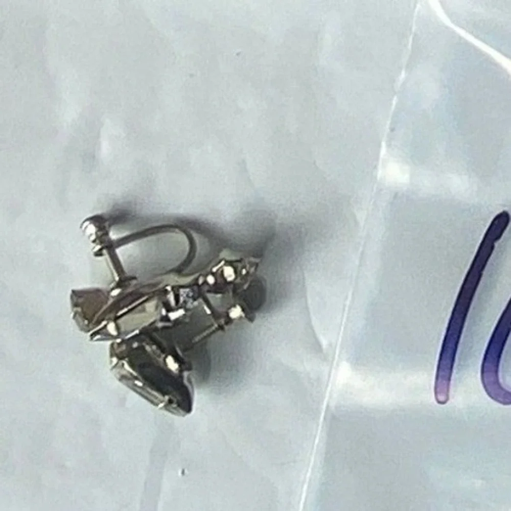 Vintage Silver‎ Tone Screw Back Earrings